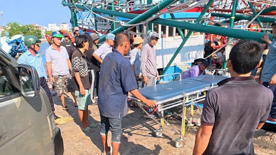 Các nạn nhân được đưa đi cấp cứu trong tình trạng nguy kịch.jpg