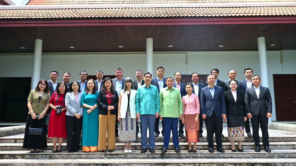 Cán bộ Đại sứ quán Việt Nam tại Thái Lan cùng các cơ quan bên cạnh chụp ảnh lưu niệm với cán bộ Đại sứ quán Lào tại Thái Lan.jpg