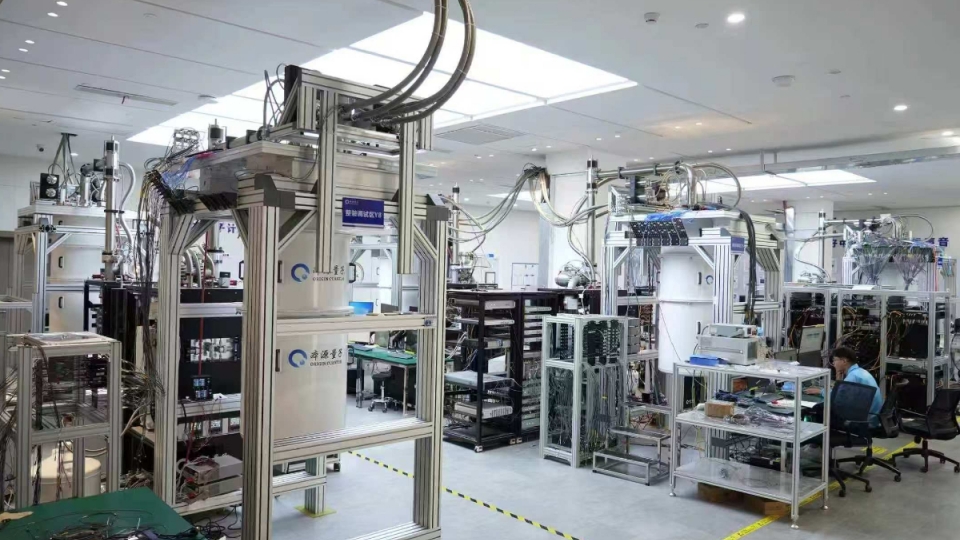 Cụm máy tính lượng tử siêu dẫn Wukong. Ảnh Phòng thí nghiệm trọng điểm về chip máy tính lượng tử tỉnh An Huy.jpeg