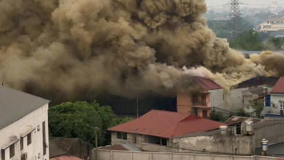 Cột khói bốc cao khiến người dân lo lắng.jpg