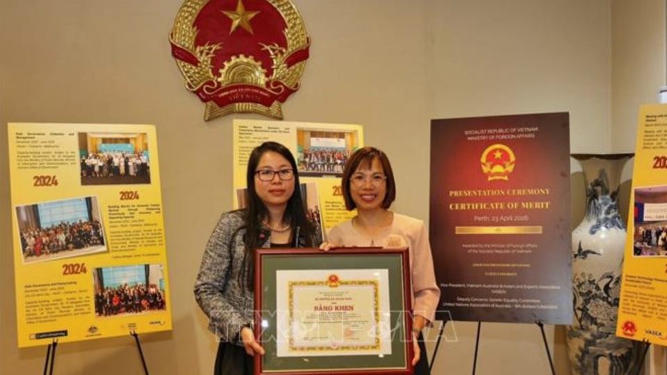 Dr Duong Thi Hong Lien honoured with a Certificate of Merit from Vietnam’s Minister of Foreign Affairs.jpg