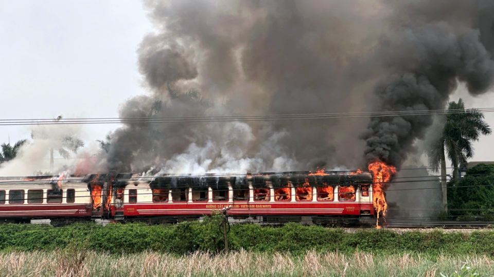 Fire hits Hanoi–Hai Phong passenger train, no casualties reported.jpg