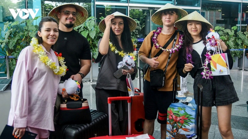 Foreign tourists enjoy exploring destinations in Da Nang, central Vietnam.jpg