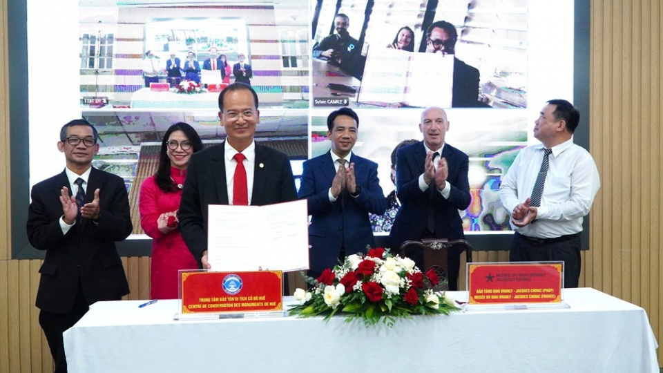 French museum transfers materials to support Hue palace restoration.jpg