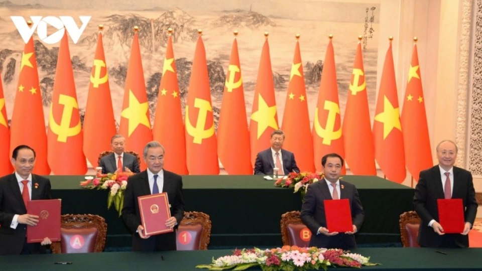 General Secretary and President To Lam and his Chinese counterpart Xi Jinping witness the signing ceremony of cooperation documents between the two countries.jpg