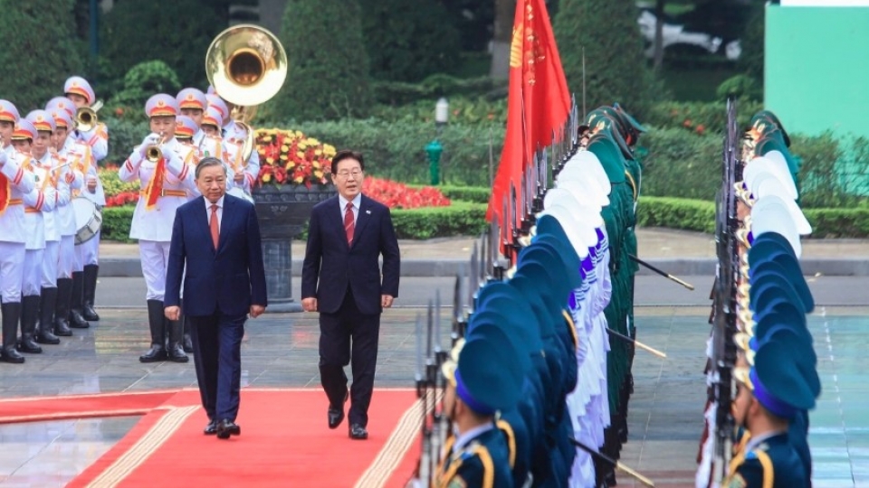 General Secretary and State President To Lam invites President Lee Jae Myung to review the guard of honour of the Vietnam People’s Army  pict 1.jpg