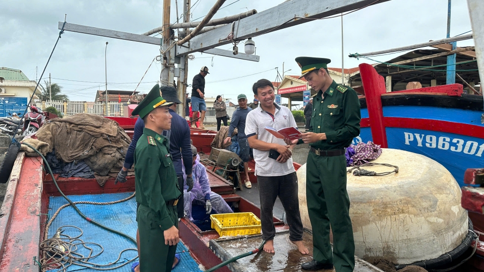 Lực lượng biên phòng tỉnh Đắk Lắk kiểm tra, tuyên truyền, hướng dẫn ngư dân ghi chép theo dõi nhật ký hành trình khi vươn khơi..jpg