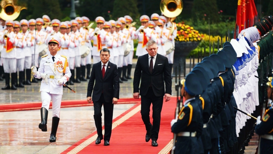 Le Minh hung and Robert Fico in Hanoi 4_0.jpg
