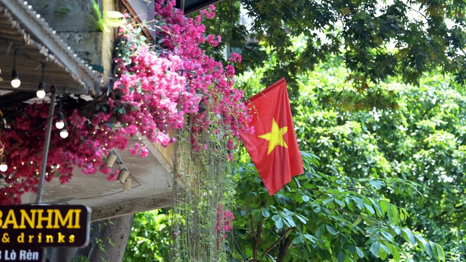 Cờ đỏ sao vàng phủ sắc phố phường: Nét đẹp bình dị lan tỏa trong đời sống đô thị