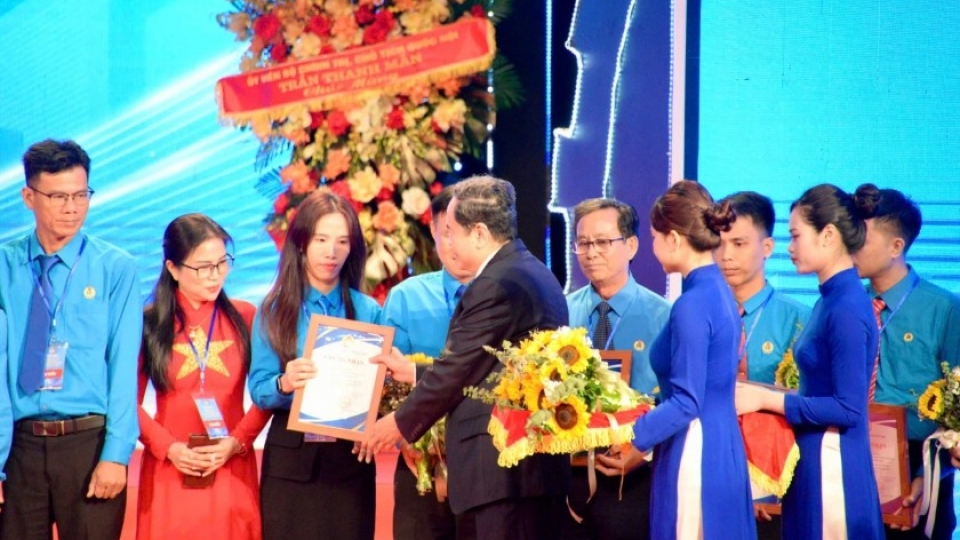 National Assembly Chairman Tran Thanh Man honours outstanding grassroots trade union leaders.jpg