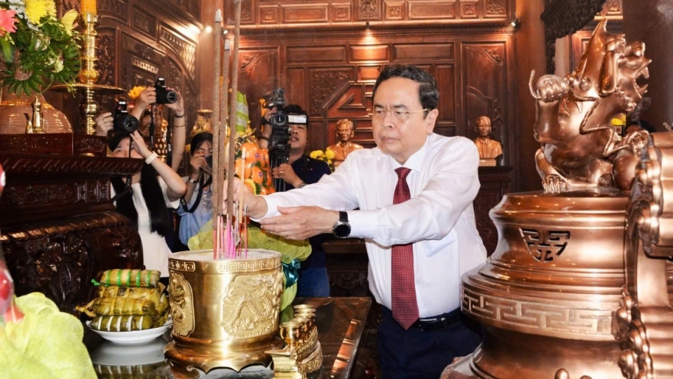 National Assembly Tran Thanh Man pay tribute to fallen soldiers in An Giang.jpg