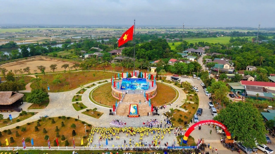National flag-raising ceremony commemorates Vietnam’s reunification.jpg