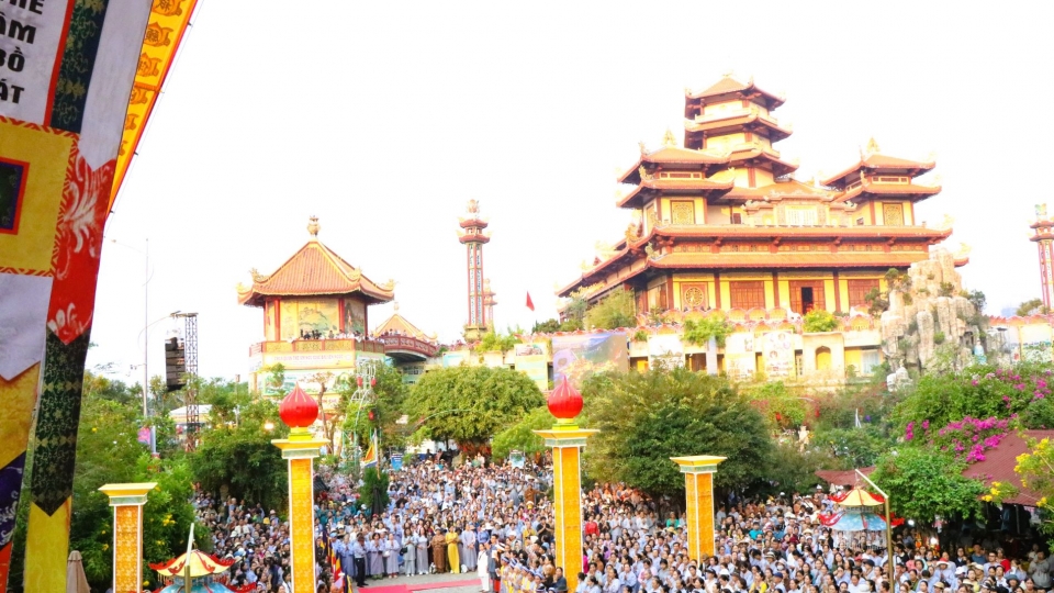 Nghi lễ được tổ chức trang nghiêm.JPG