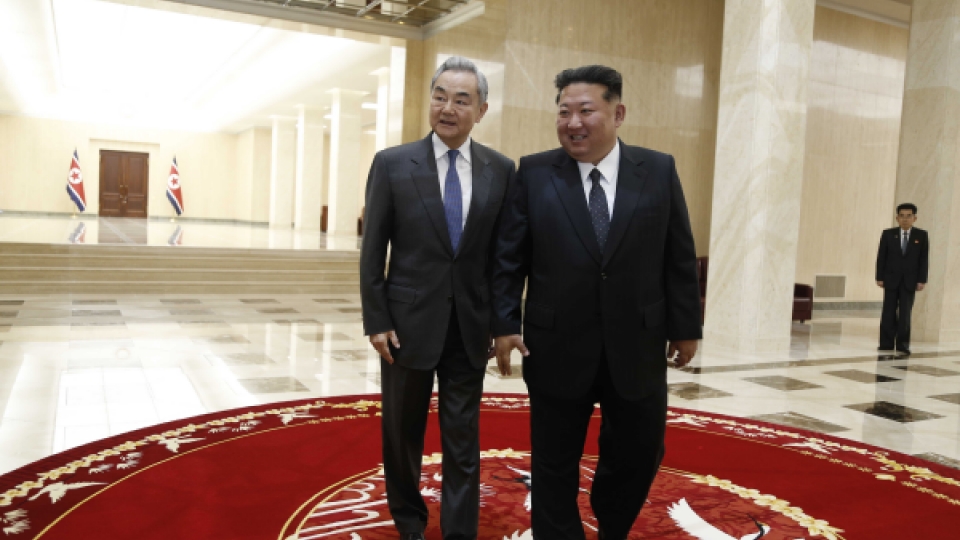 Ngoại trưởng Trung Quốc Vương Nghị và Nhà lãnh đạo Triều Tiên Kim Jong-un. Ảnh Bộ Ngoại giao Trung Quốc.jpg
