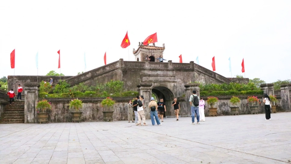 Nhiều du khách đến với Thành cổ Quảng Trị dịp lễ 30-4.JPG