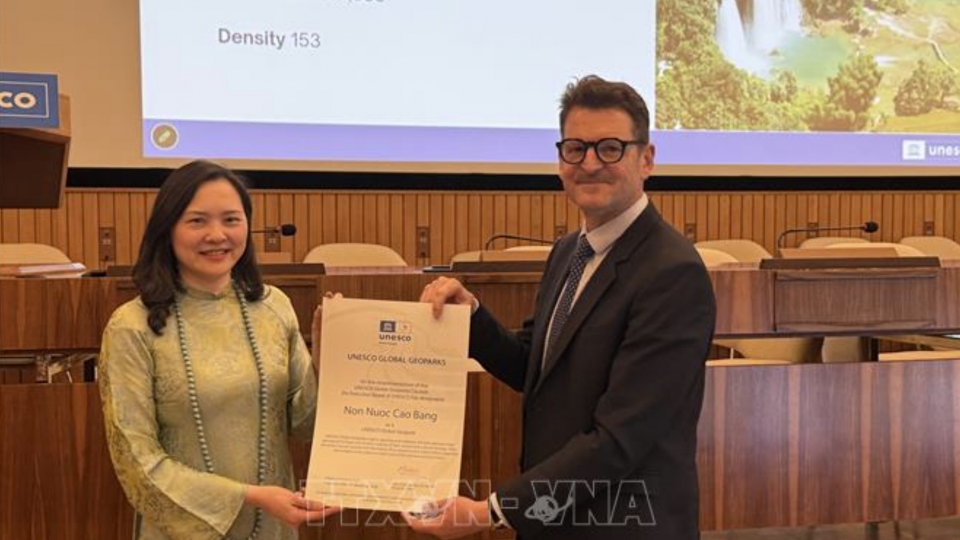 On behalf of the Vietnamese delegation, Ambassador Nguyen Thi Van Anh, Permanent Representative of Vietnam to UNESCO, receives the certificate.jpg