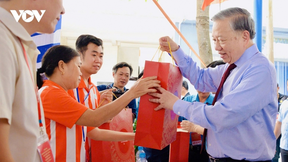 Party General Secretary and President To Lam meets with 200 workers in Ho Chi MInh City 2.jpg