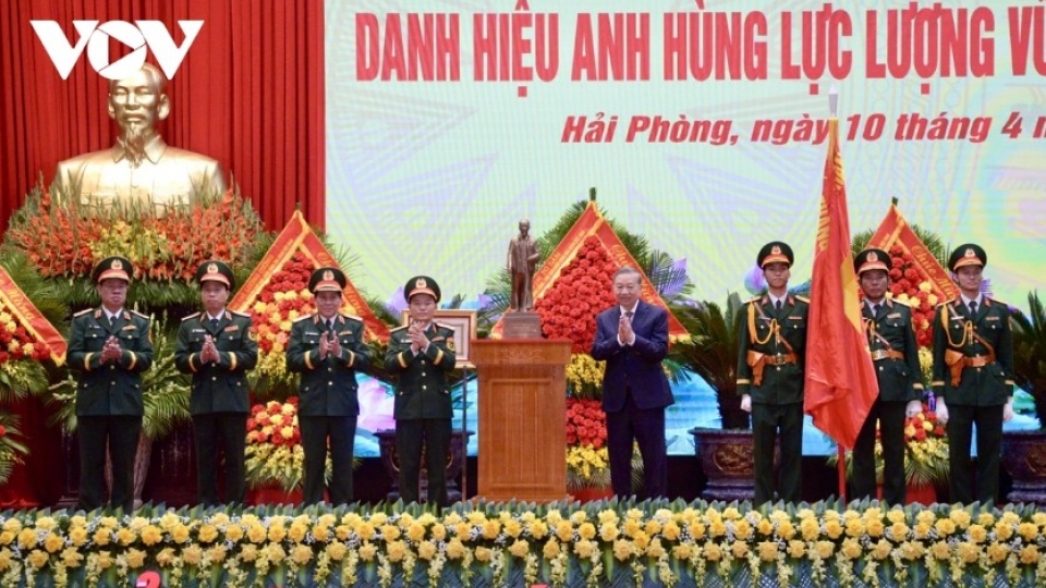Party General Secretary, State President and Secretary of the Central Military Commission To Lam presents the Hero of the People’s Armed Forces title to Military Region 3.jpg