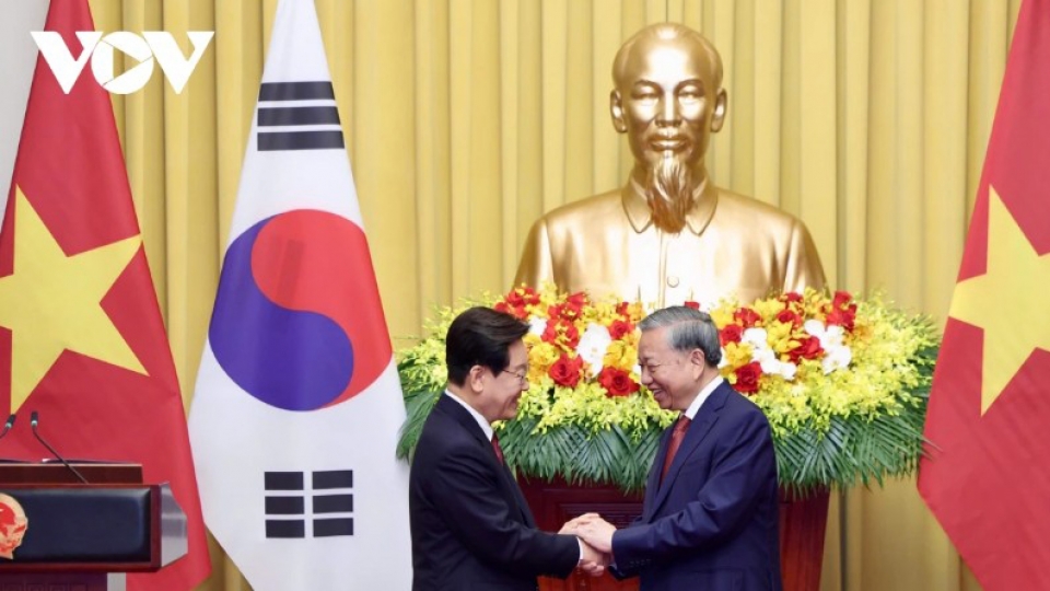 Party leader To Lam and RoK President pict1.jpg