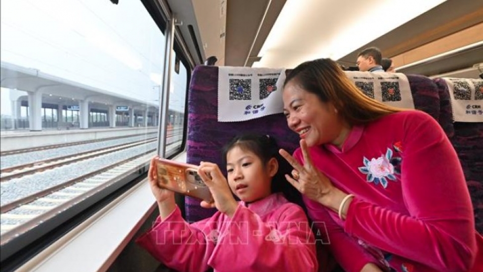 Passengers on the Pingxiang–Nanning high-speed train in Guangxi Zhuang Autonomous Region, China, on December 5, 2025.jpg