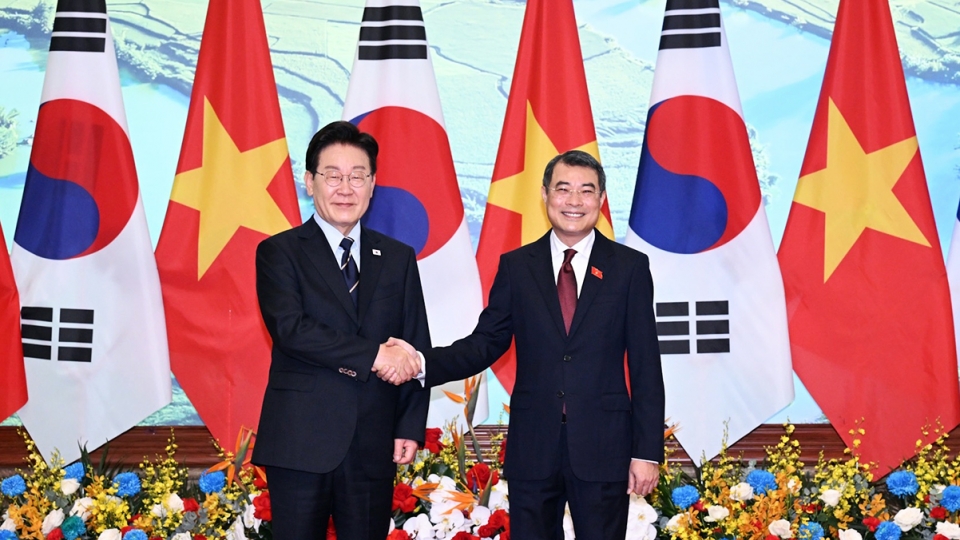 Prime Minister Le Minh Hung and RoK President Lee jae-myung in Hanoi.jpg