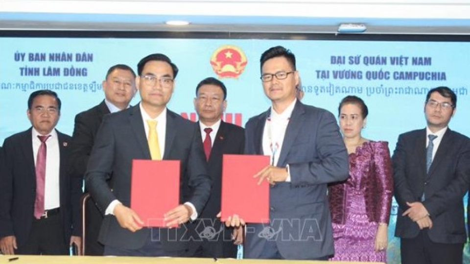 Representatives of Lam Dong and Cambodian businesses sign cooperation agreements.jpg