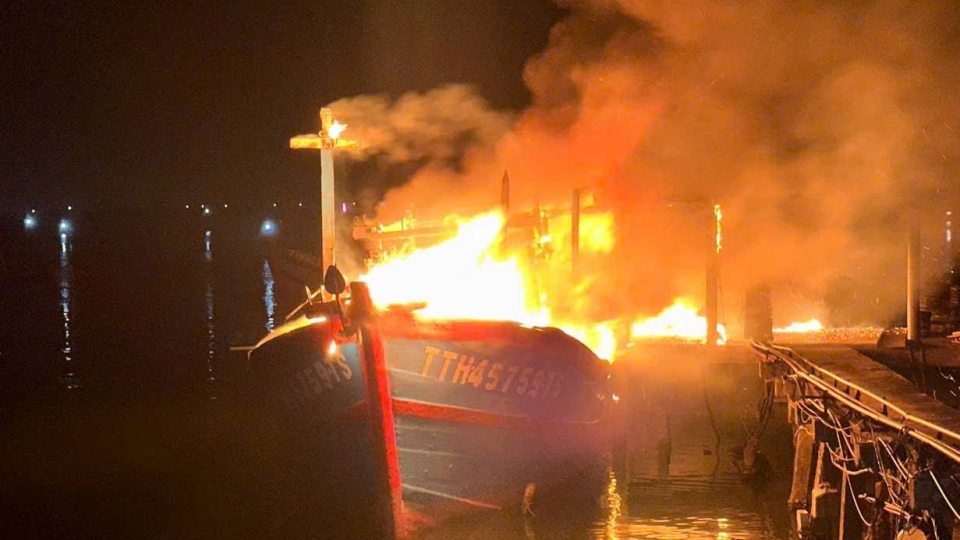 Tàu cá bốc cháy trong đêm.jpg