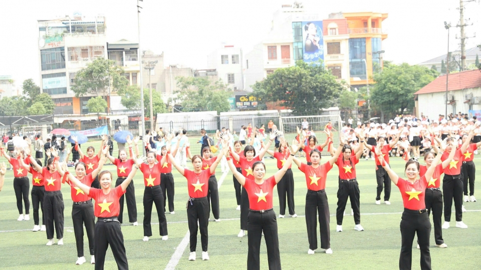 Thể dục nhịp điệu trong công nhân lao động.jpg