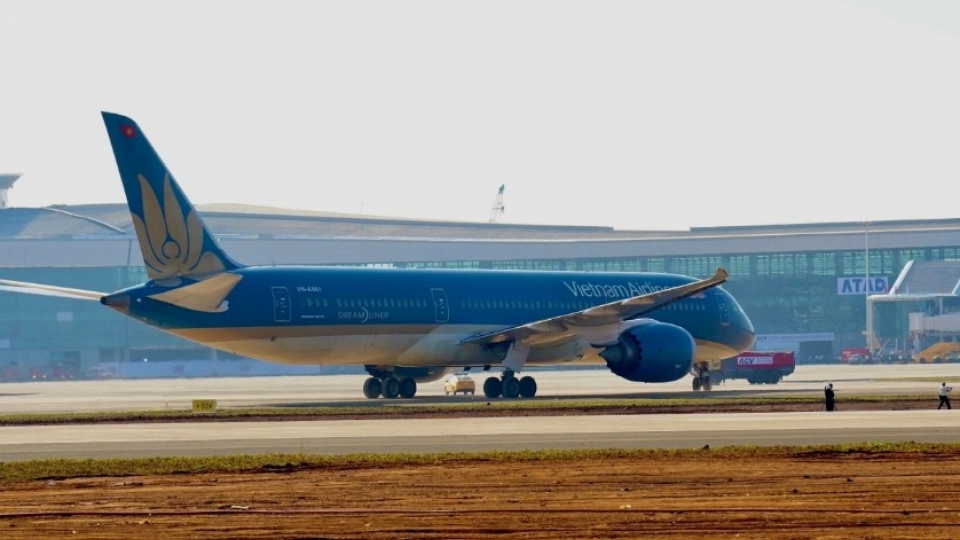 The first passenger flight touches down at Long Thanh Airport on December 19, 2025.jpg
