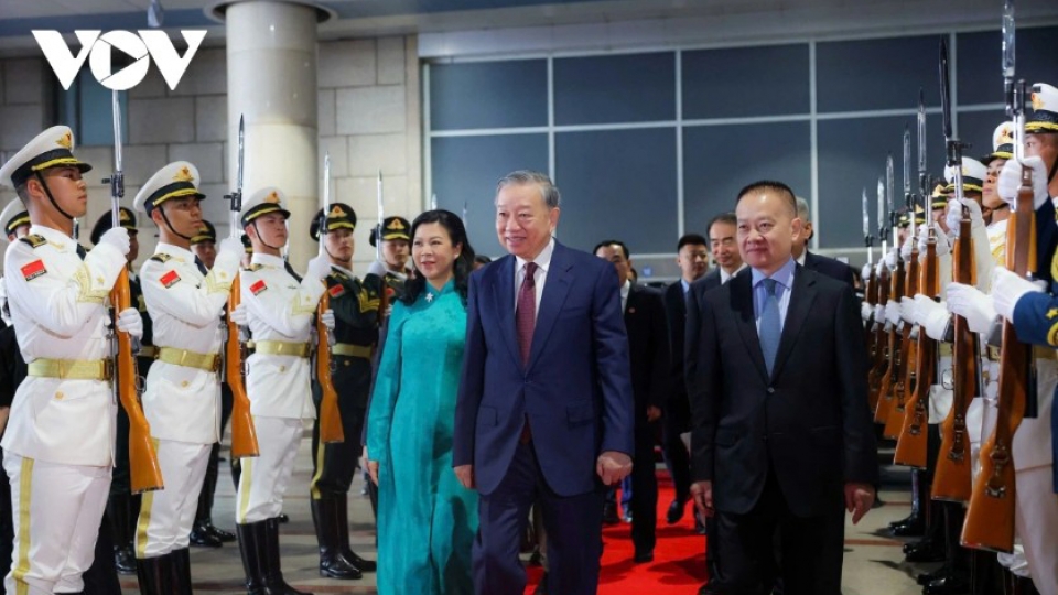 To Lam and his spouse at railway station in Beijing.jpg