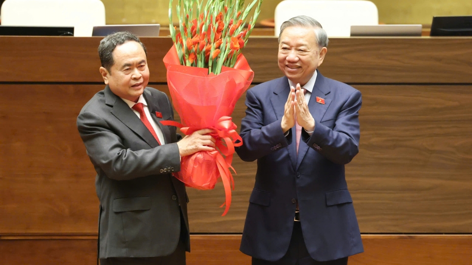 Tong Bi thu To Lam tang hoa chuc mung Chu tich Quoc hoi Tran Thanh Man.jpg
