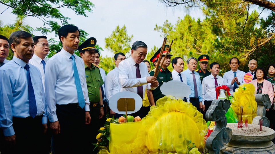 Top leader honours General Vo Nguyen Giap, fallen soldiers in Quang Tri 1.jpg
