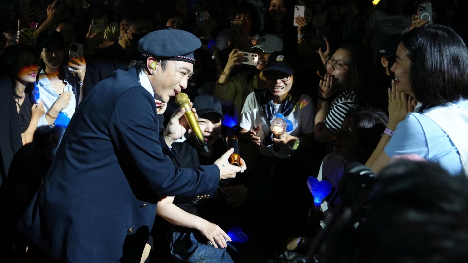 Soobin vào vai Captain "đốn tim" fan, tạ lỗi fan nhí bằng món quà đặc biệt