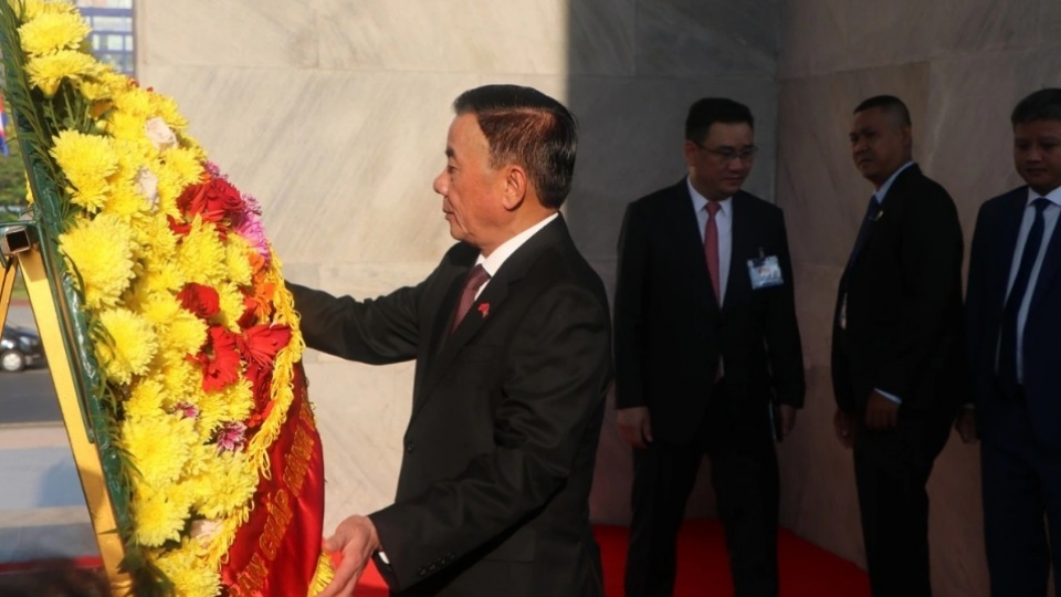 Vietnamese Party official Tran Cam Tu lays wreaths in Cambodia
