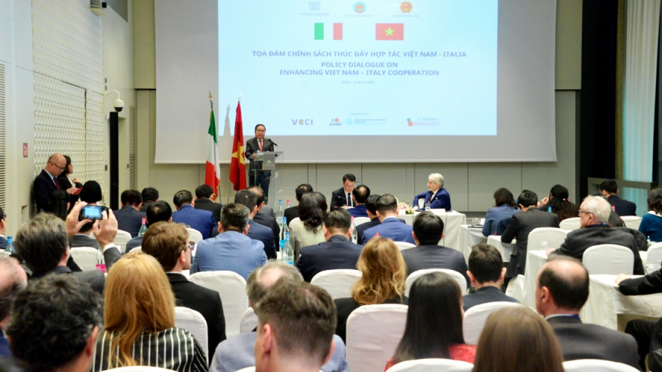 Tran Thanh Man speaks at Italy policy dialogue 11.jpg