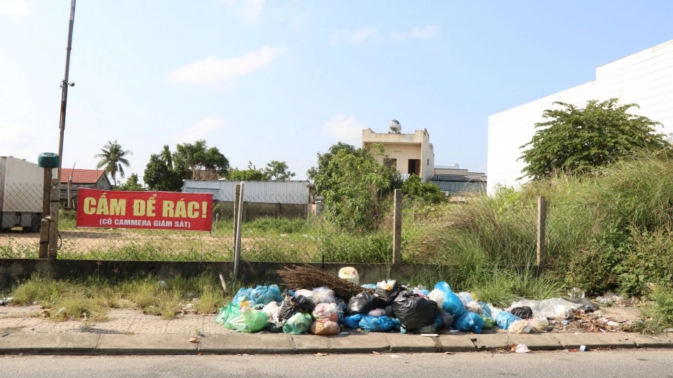 Việc thu gom xử lý rác thải cần nhiều giải pháp đồng bộ từ nhiều phía.JPG