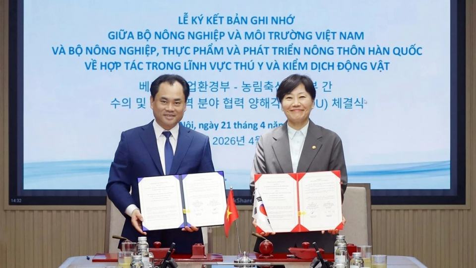 Vietnamese Minister of Agriculture and Environment Trinh Viet Hung and RoK Minister of Agriculture, Food and Rural Affairs Song Mi-ryung.jpeg