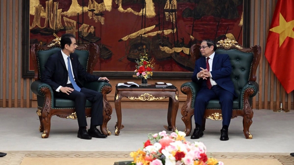 Vietnamese Prime Minister Pham Minh Chinh met Chinese Ambassador to Vietnam He Wei 1.jpg