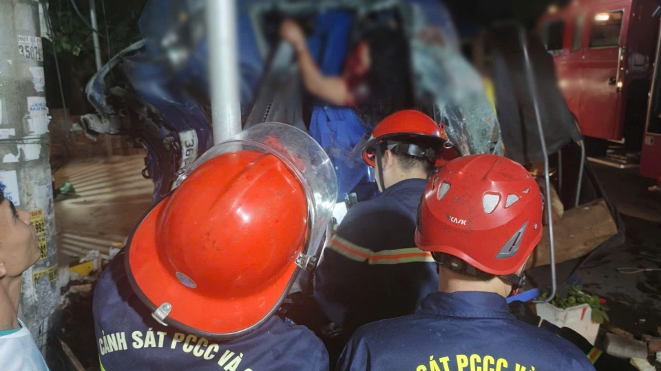_luc_luong_cuu_ho_trien_khai_cac_phuong_an_va_dua_nan_nhan_ra_ngoai_an_toananh_cong_an_hai_phong.jpg