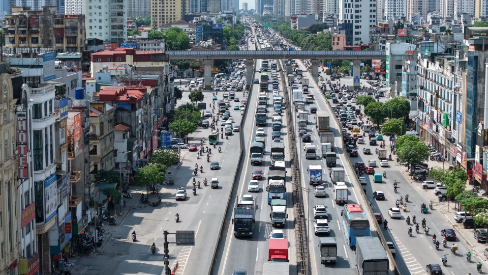 Dòng xe cộ nối đuôi nhau rời Thủ đô đi nghỉ lễ 30/4, áp lực giao thông tăng cao