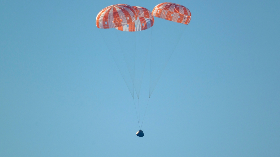 Người Mỹ đổ ra bãi biển Coronado chờ đón phi hành đoàn Artemis II trở về Trái Đất