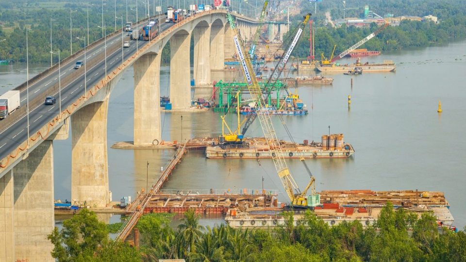 Hối hả trên công trường cầu Long Thành 2, giải cứu cao tốc TP.HCM - Long Thành
