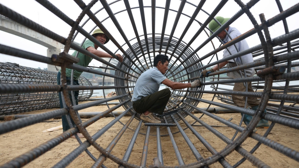 Tập trung máy móc sửa chữa trụ cầu Sông Lô (Phú Thọ) sau sự cố trơ lõi thép