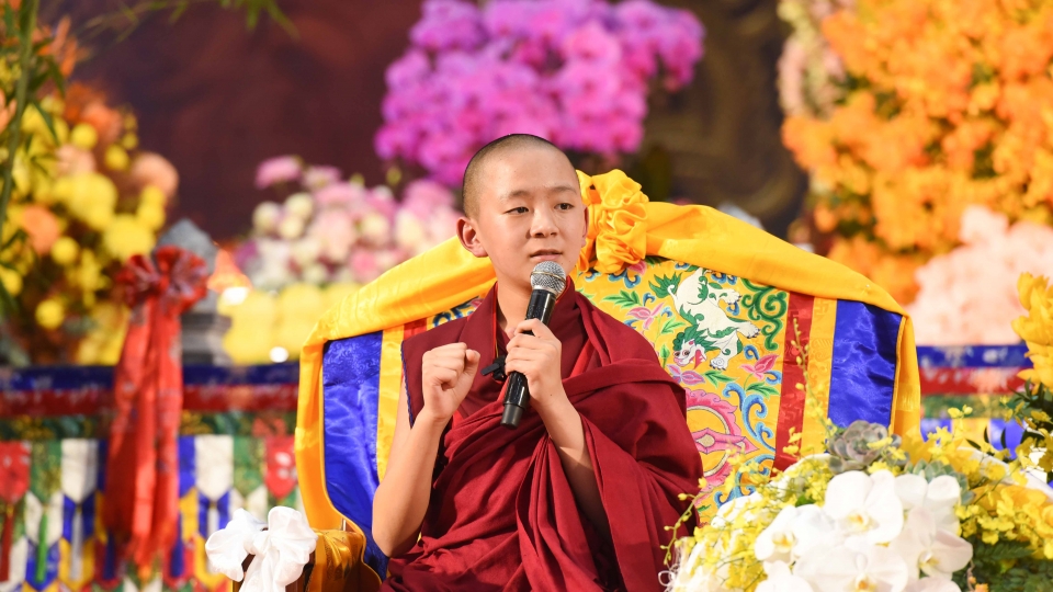 Biển người đổ về Bắc Ninh nghe Hoàng tôn Vairochana Rinpoche tại chùa Hưng Phúc