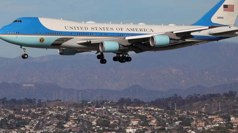 chuyen co tong thong My, may bay Air Force One (Khong luc Mot) cho tong thong My Trump bay den gan san bay Los Angeles 1-2025, may bay My -reu.jpg