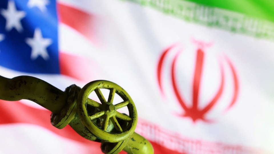 co My Iran, ong dau khi, dau Iran, co Iran My -reu.jpg