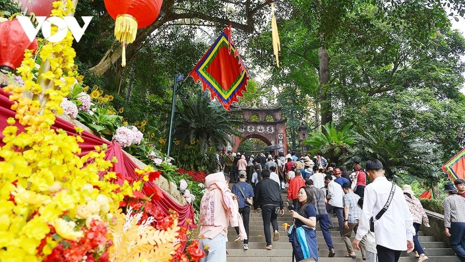 crowds from across the country gather at the Hung Kings Temple to offer incense in tribute to the nation’s founders..jpg