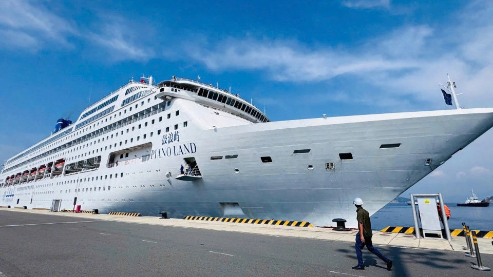 cruise ship 1.jpg