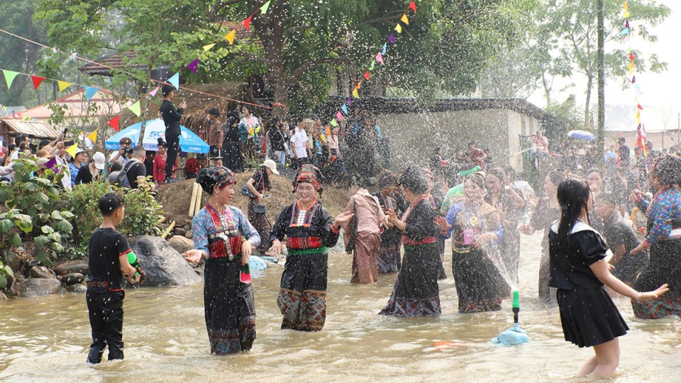 Rộn ràng tết té nước Bun Huột Nặm của người Lào ở tỉnh Điện Biên