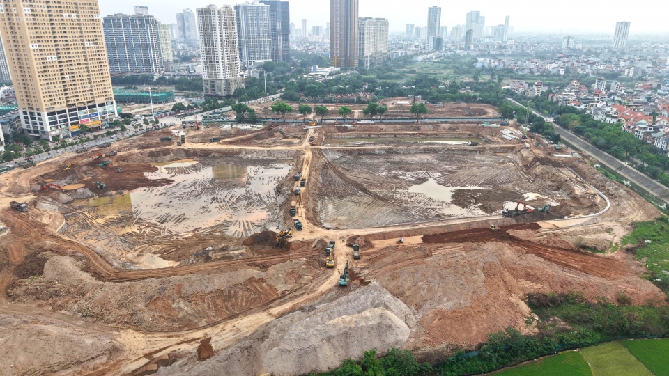 Hồ Mễ Trì thi công “xuyên lễ”: Tăng tốc cán đích trước mùa mưa 2026